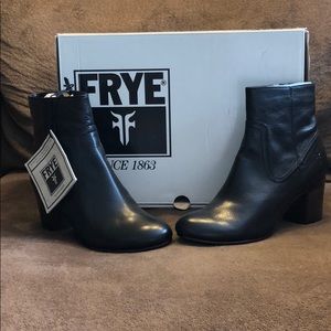 NWT- FRYE STELLA ZIP SHORT, black leather, size 8
